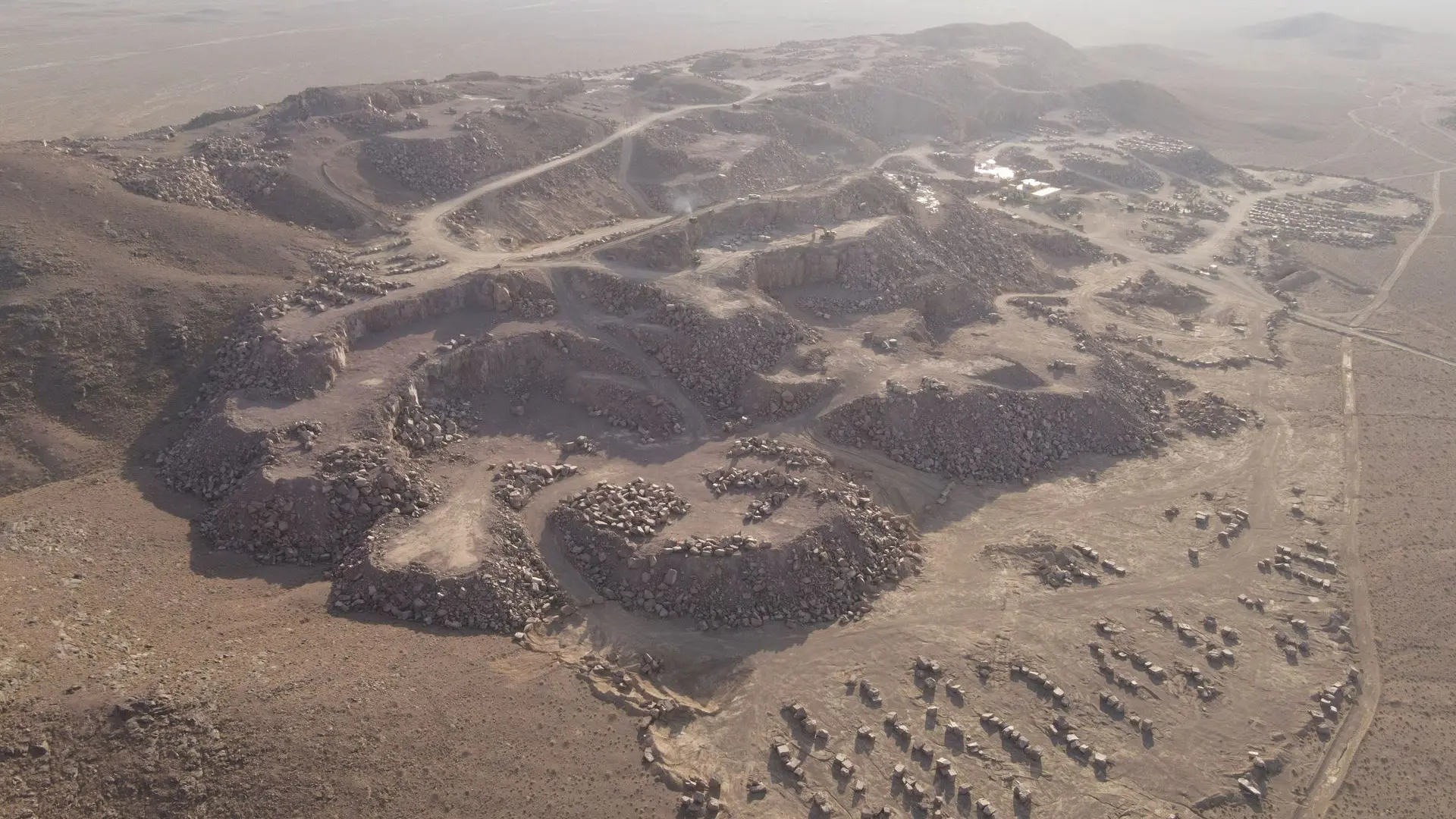 معدن پورفیری بنفش رنگ با سطح ماشین کاری شده 