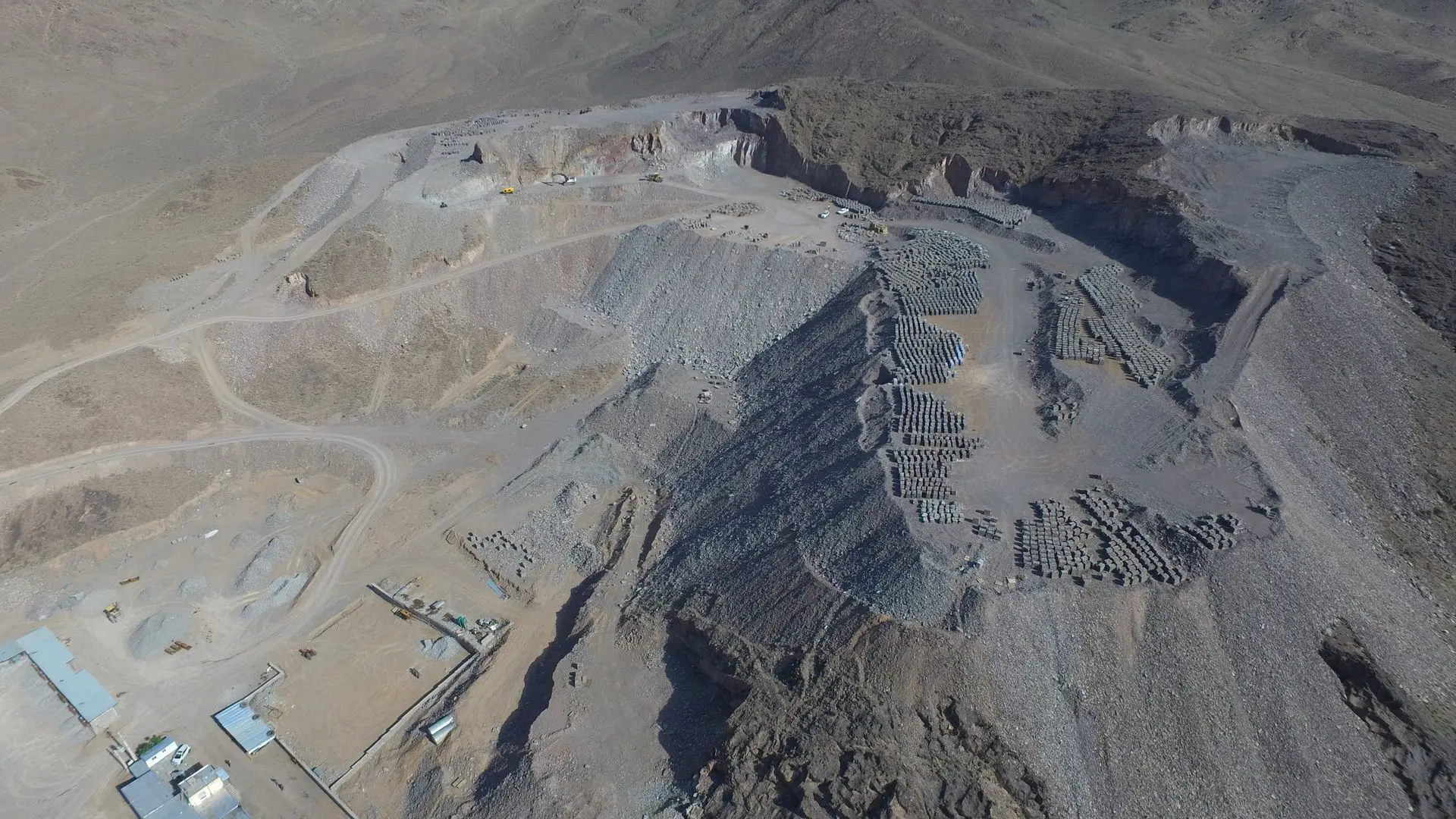 معدن سنگ پورفیری با سطح طبیعی