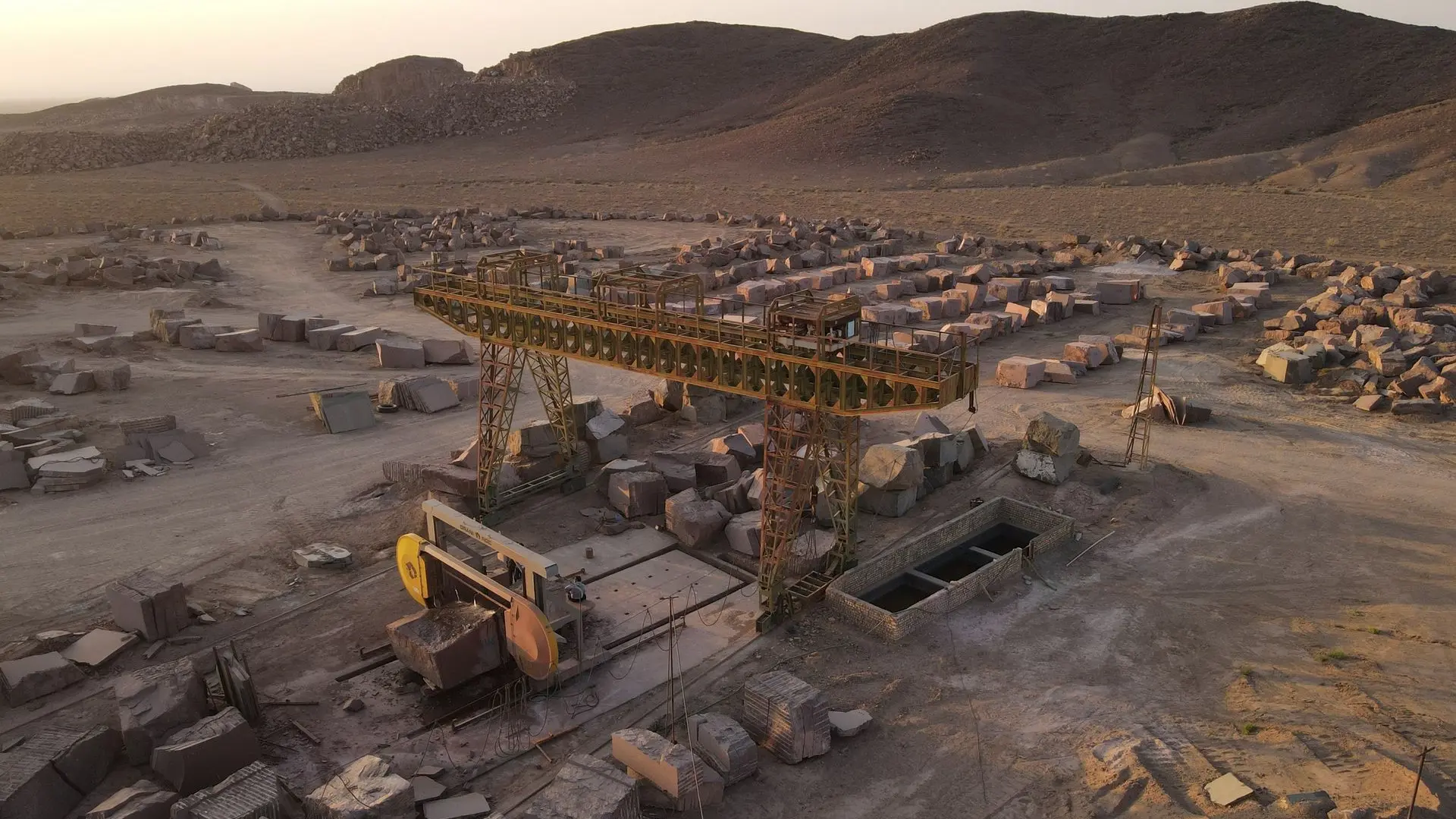 معدن سنگ پورفیری سماقی با سطح ماشینی